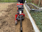 <strong>Barreto 912</strong><br />
Kompaktní rýhovač s pohonem kol pro rychlé a snadné hloubení výkopů o šířce až 10 nebo 15 cm a hloubce 45 nebo 60 cm.