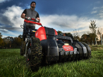 <strong>Milwaukee M18 FUEL™ sekačka s pojezdem</strong><br />
Sekačky 46 cm na dva akumulátory si hravě poradí s plochou až 1600 m2 na jedno nabití