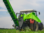 <strong>Jirbo Jumbo Royal-JTR</strong><br />
Štěpkovač za traktor vybavený otočným dopravníkem, zpracuje kulatinu až o průměru 180 mm.