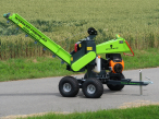 <strong>Jirbo Worker SMO Premium-WMOD</strong><br />
Štěpkovač s benzínovým motorem na terénním povozku s koly o průměru 560 mm.