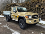 <strong>Toyota Land Cruiser 79 GRJ 79 SC 4x4</strong><br />
Terénní pracovní automobil, který posouvá hranice spolehlivosti a odolnosti
