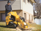 <strong>Vermeer SC30TX</strong><br />
Tento kompaktní model pařezové frézy s benzínový motor Kohler 2.1 kW nabízí intuitivní ovládání.